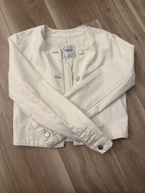 Abercrombie & Fitch Women's Ivory Collarless Snap-Front Jean Jacket